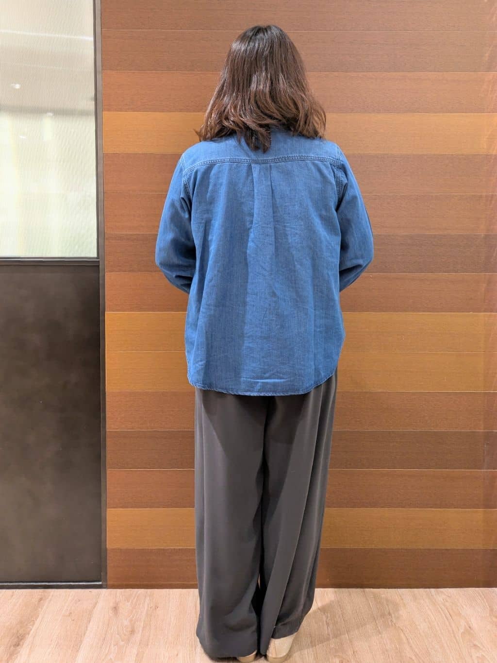 むっちゃんさんの「OPAQUE.CLIP｜セルロース混デニムボウタイブラウス【洗濯機OK】」を使ったコーディネート