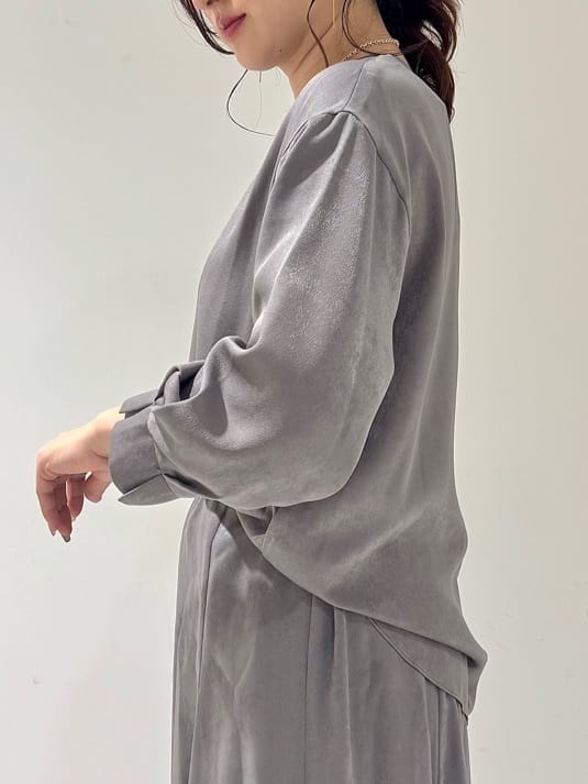 そんさんの「INDIVI｜【セットアップ可能】スエード調サテンブラウス」を使ったコーディネート