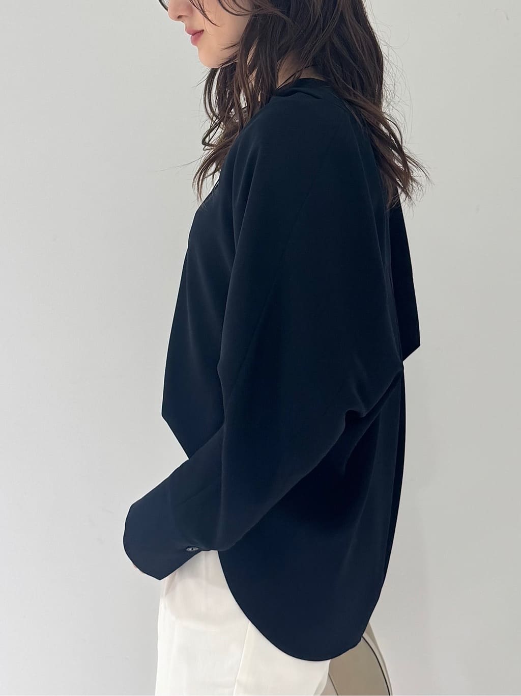 そんさんの「INDIVI｜【洗える／UVケア／マットサテン】Vネックドルマンスリーブブラウス」を使ったコーディネート