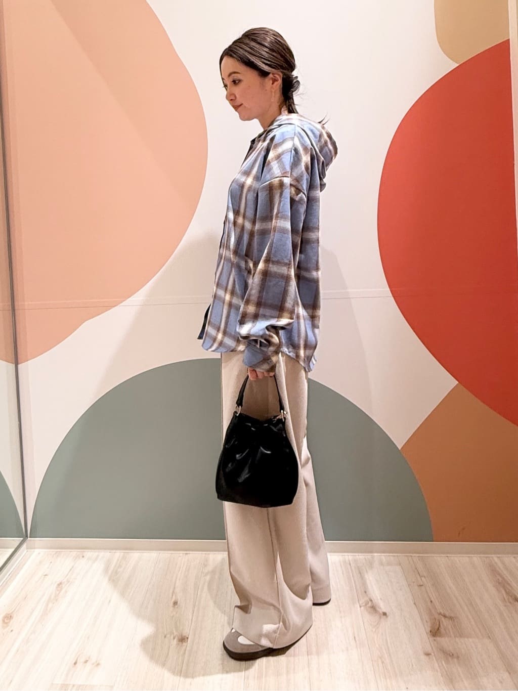 長女さんの「SHOO･LA･RUE｜【洗濯機可】涼しげで軽やかな チェックシャツパーカ」を使ったコーディネート