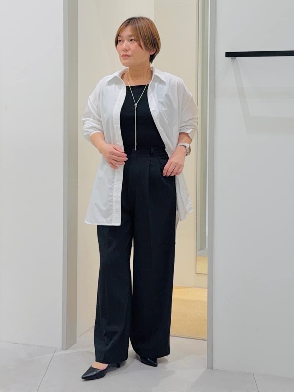タナさんの「THE SHOP TK｜ゆったりシルエットで体型カバー ロングシャツ」を使ったコーディネート
