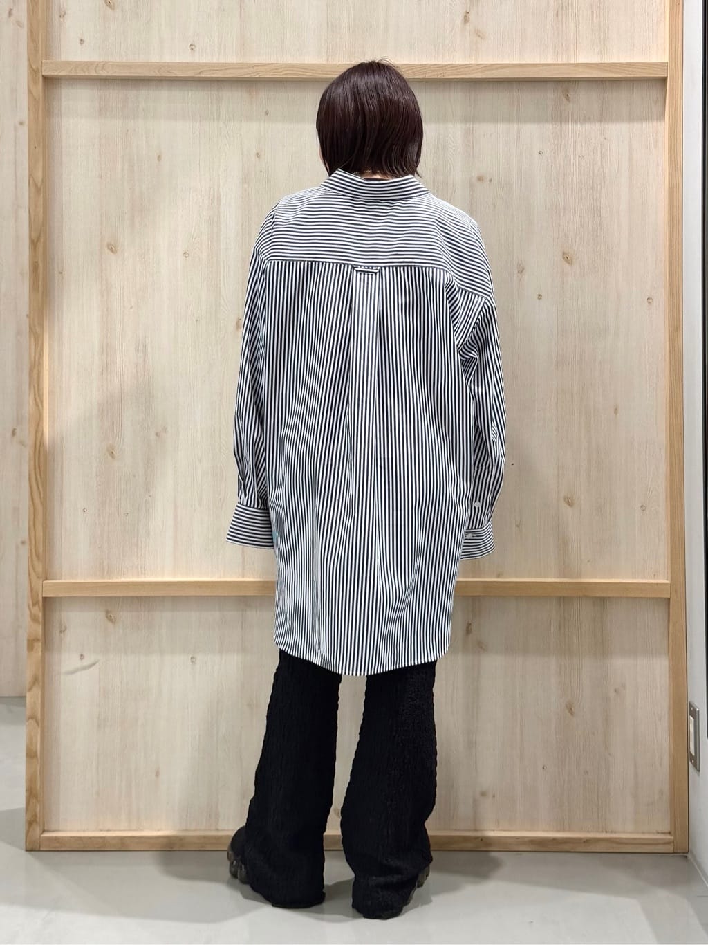nanaさんの「THE SHOP TK｜ゆったりシルエットで体型カバー ロングシャツ」を使ったコーディネート