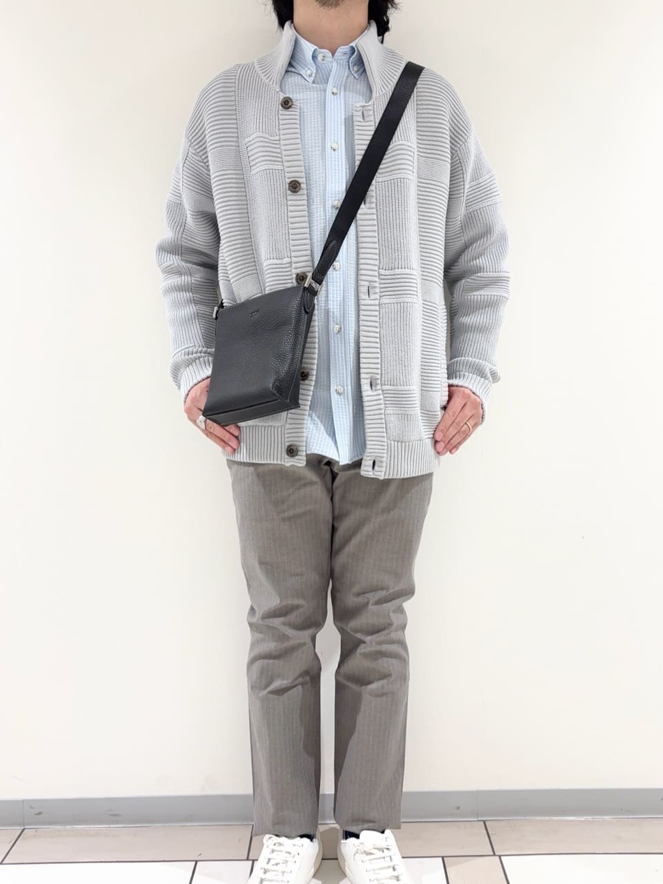 及川さんの「TAKEO KIKUCHI｜畦編みチェック ニットカーディガン」を使ったコーディネート