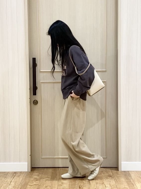 ERIさんの「SHOO･LA･RUE｜【洗濯機可/S-LL】ウエストのタブボタンがポイント　ワイドパンツ」を使ったコーディネート