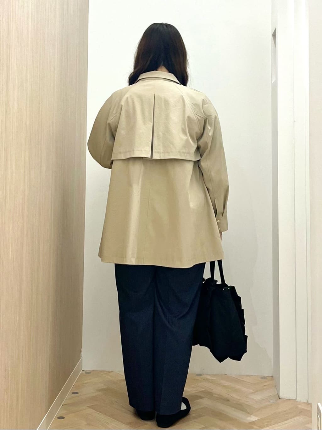 akariさんの「grove｜【撥水／シルエット2WAY】羽織るだけでサマになる、スタンドネックテントラインコート」を使ったコーディネート