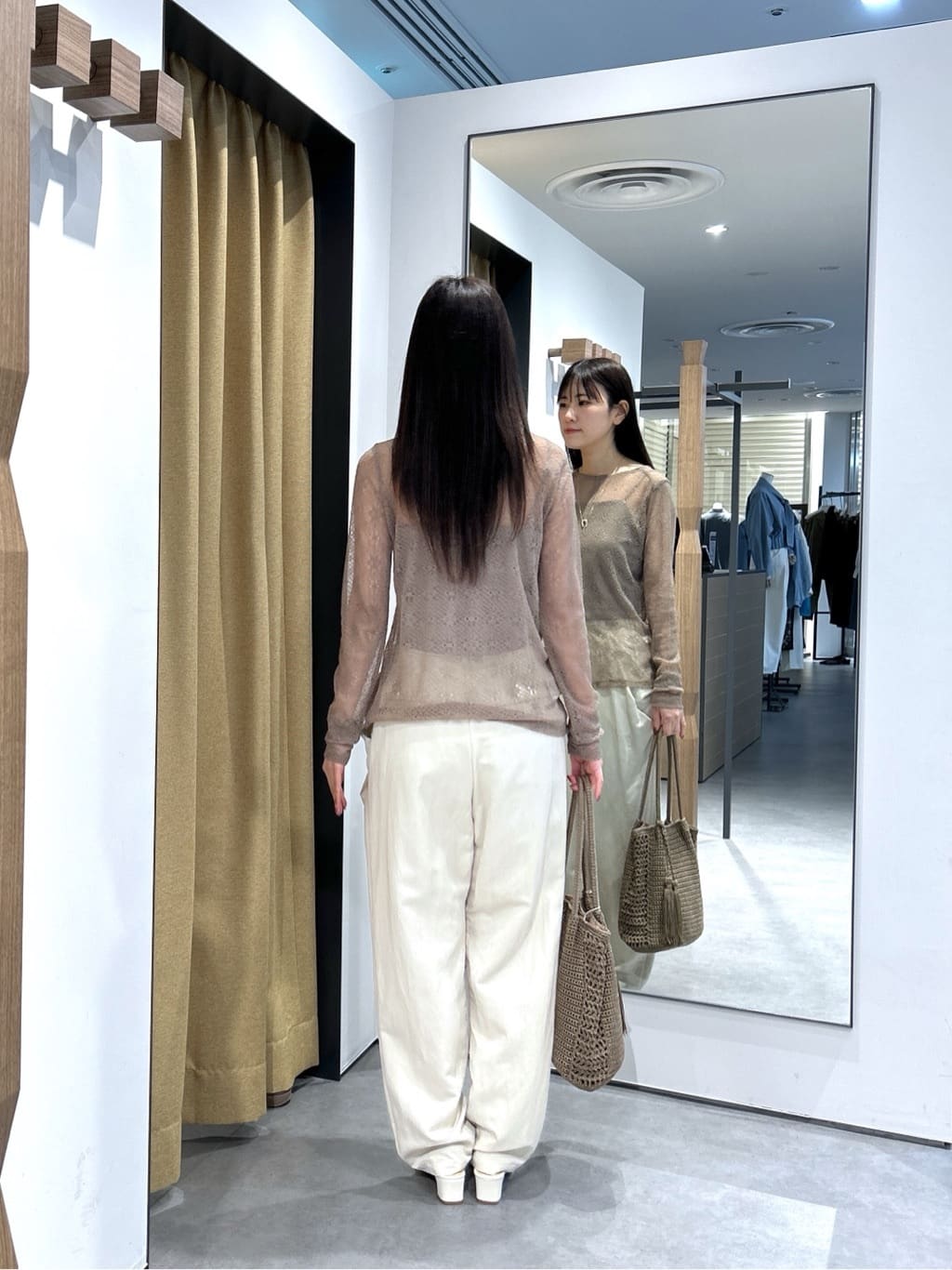 Renoさんの「INDIVI｜【2WAY】スリットレースプルオーバー」を使ったコーディネート