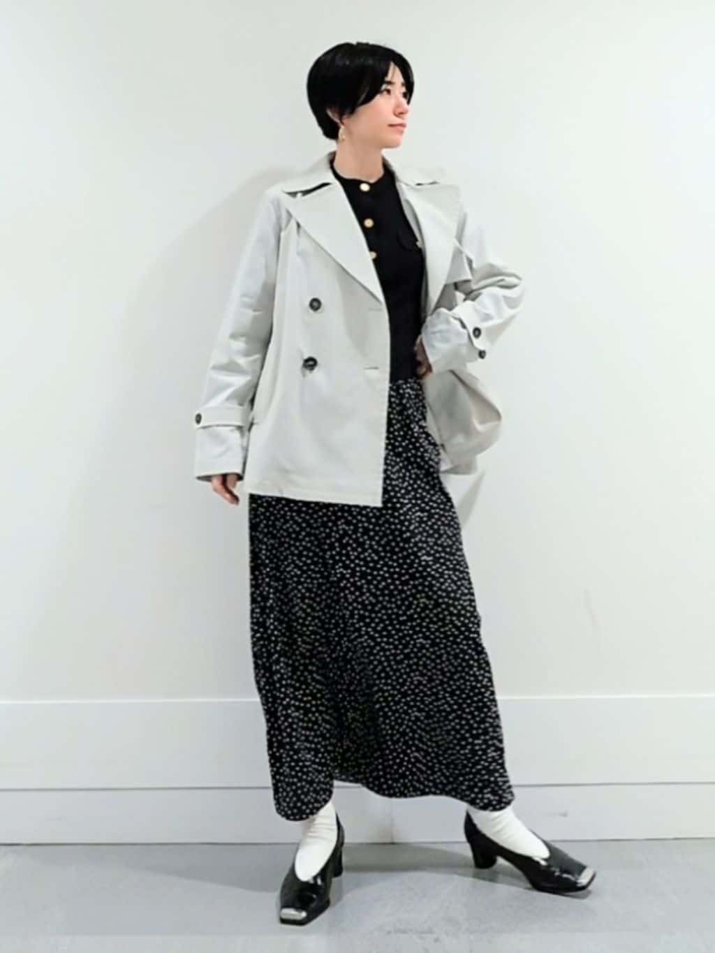 ミズタさんの「UNTITLED｜【定番人気/はっ水/洗える】タスランショートトレンチコート」を使ったコーディネート