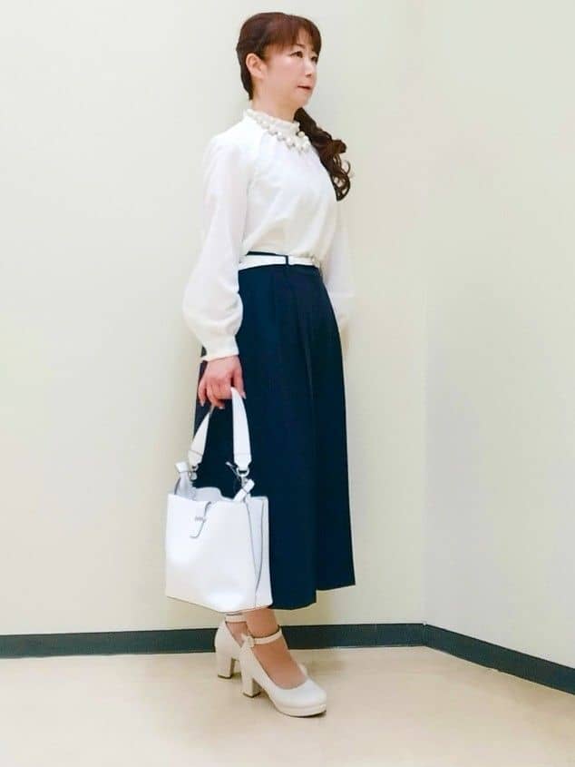 花さんの「Reflect｜【接触冷感】フリルネックサテンジャカードブラウス」を使ったコーディネート