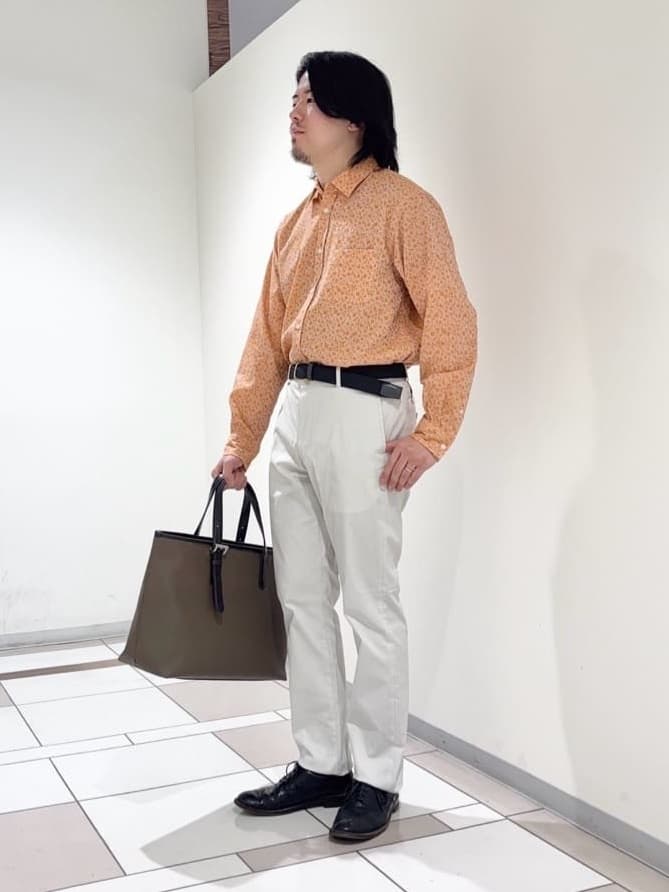 及川さんの「TAKEO KIKUCHI｜播州 ドビーストライプ フラワーシャツ」を使ったコーディネート