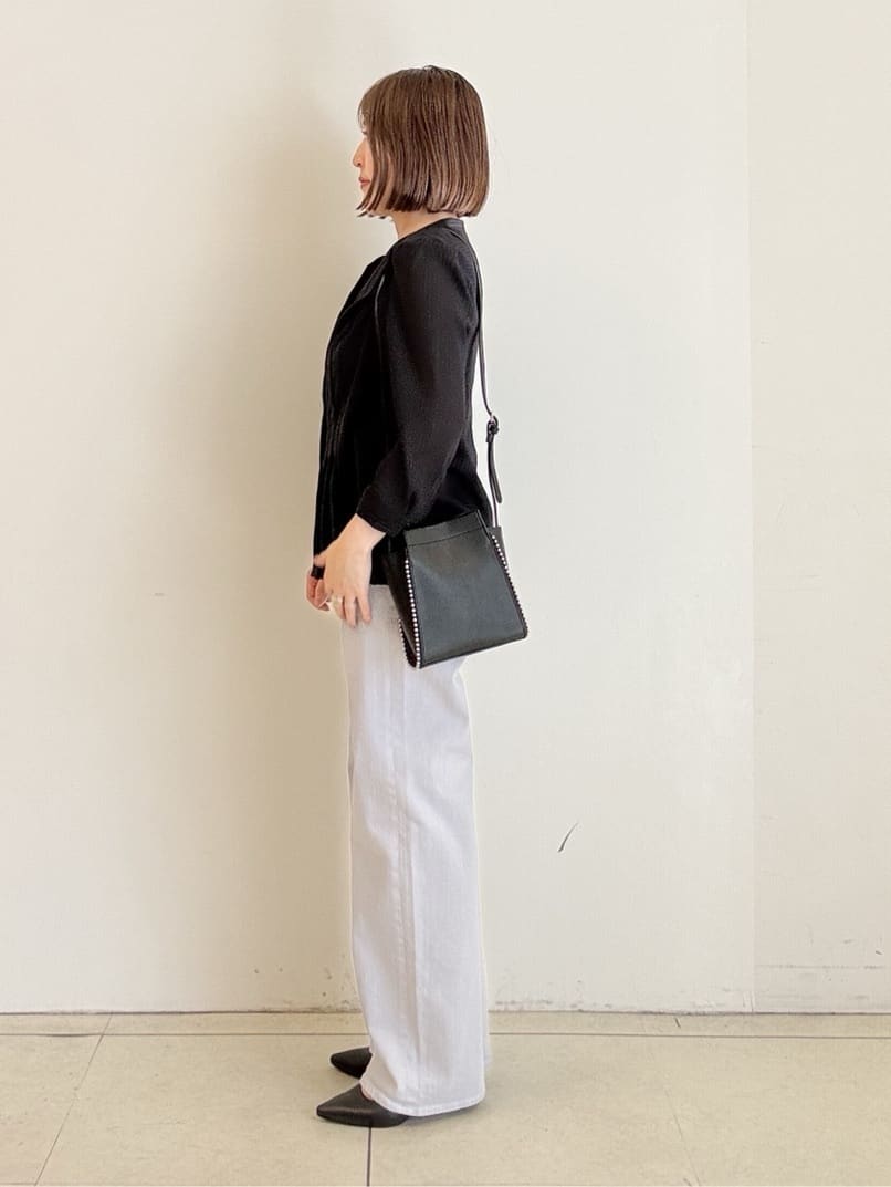 yoshiyaさんの「INDIVI｜【褒められデニム】ワイドストレート デニムパンツ」を使ったコーディネート