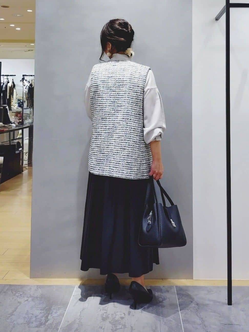 TOMOMIさんの「INDIVI｜【合皮／ミドルサイズ】春カラーフォルムバッグ」を使ったコーディネート