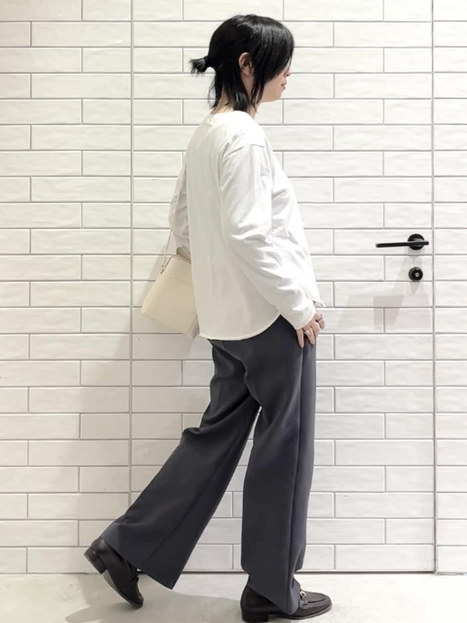 しおりさんの「OPAQUE.CLIP｜ロゴプリントロングTシャツ【洗濯機OK】」を使ったコーディネート