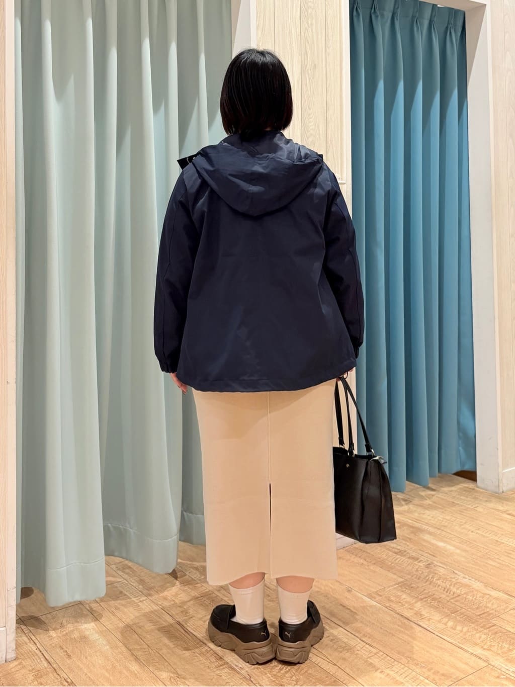 砂糖さんの「SHOO･LA･RUE｜【洗濯機可】ほんのり甘い アシンメトリーフリルの上品トップス」を使ったコーディネート
