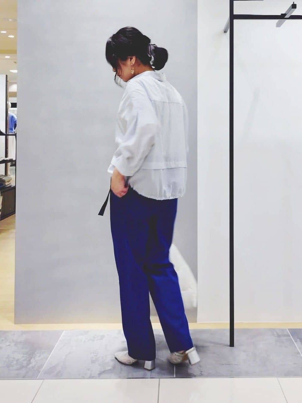 TOMOMIさんの「INDIVI｜【接触冷感／洗える／2WAY】ドロスト付 シアーシャンブレーシャツ」を使ったコーディネート