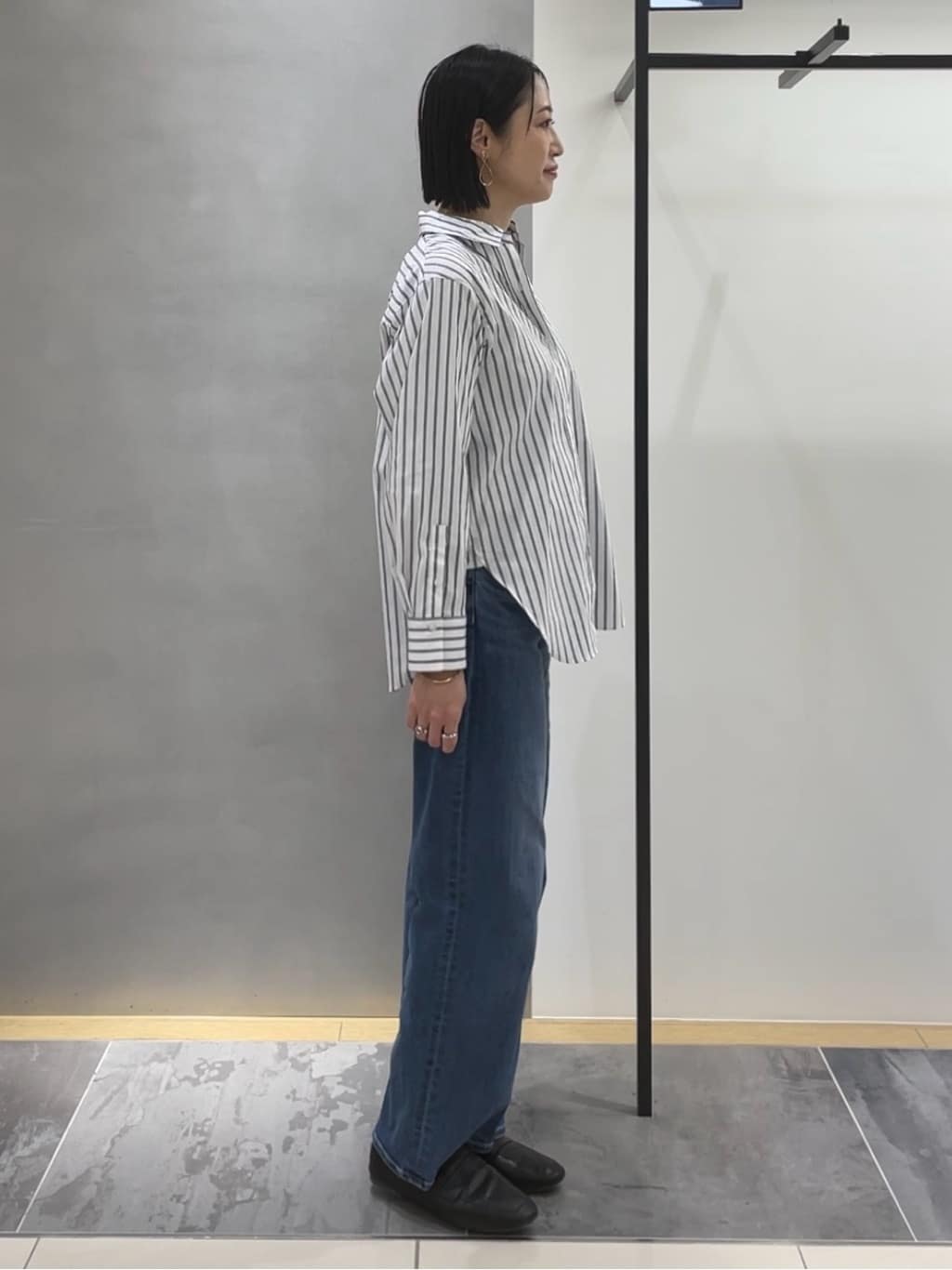 shihoさんの「INDIVI｜【2WAY／洗える】ラメストライプ コットン混シャツ」を使ったコーディネート