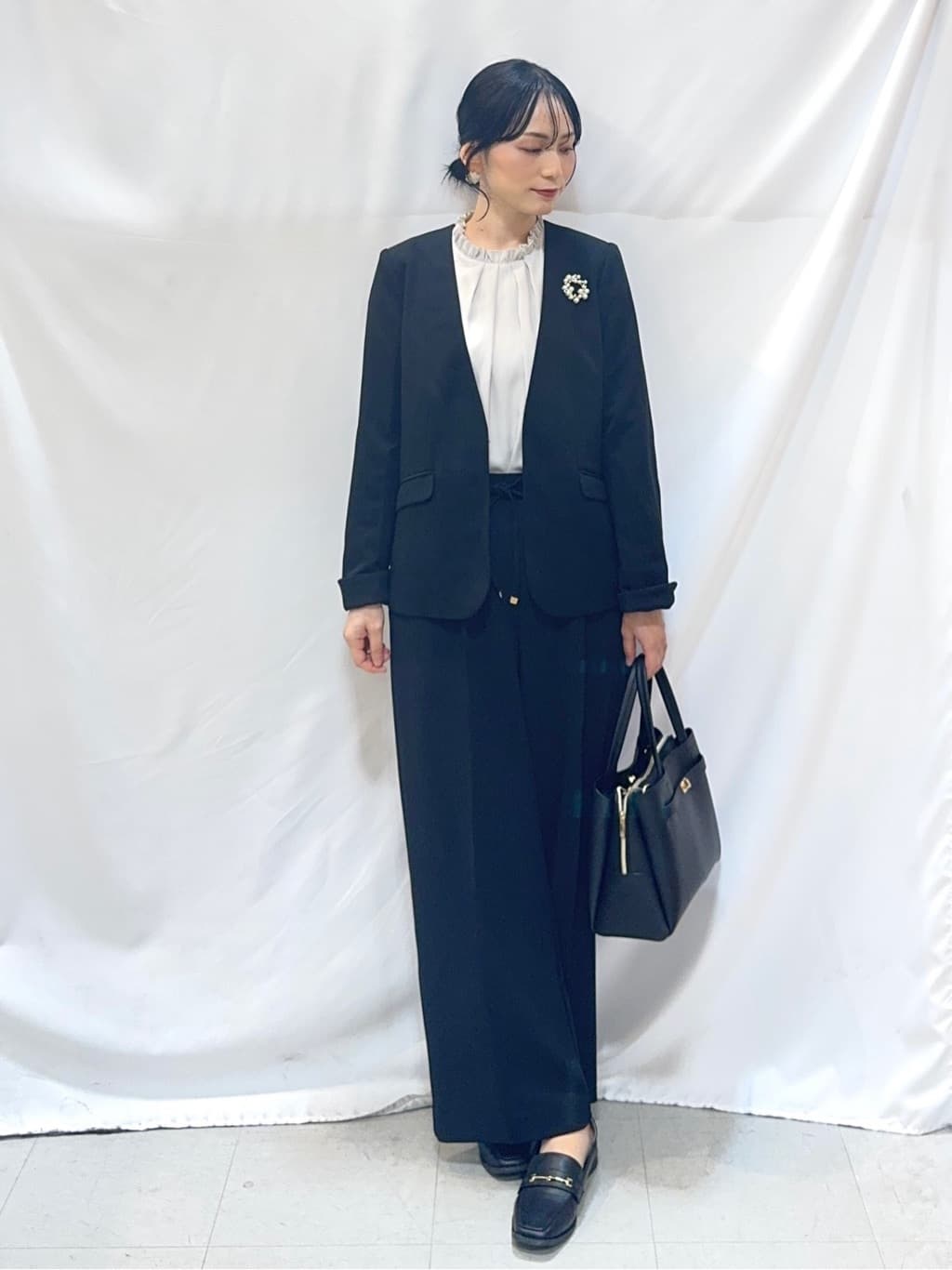 𝐇𝐢𝐫𝐨𝐦𝐢さんの「SHOO･LA･RUE｜【洗濯機可/セットアップ可/S-3L】きちんと楽に。カットジョーゼットノーカラージャケット」を使ったコーディネート