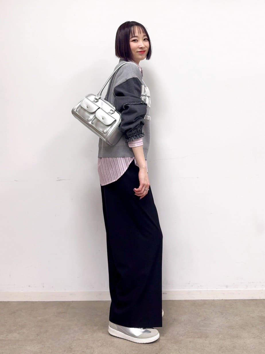 𝐜𝐡𝐢𝐤𝐚さんの「SHOO･LA･RUE｜デニム袖切替ロゴニット」を使ったコーディネート