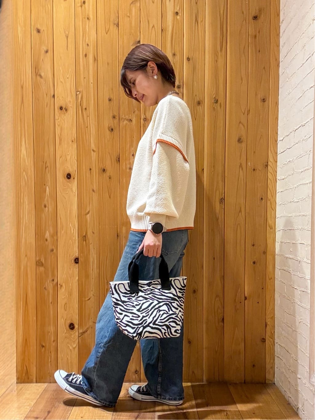 m.さんの「SHOO･LA･RUE｜【前後2WAY/S-LL】体型カバーもこなれ見えも叶う　ふんわりお袖の配色パイピングニット」を使ったコーディネート