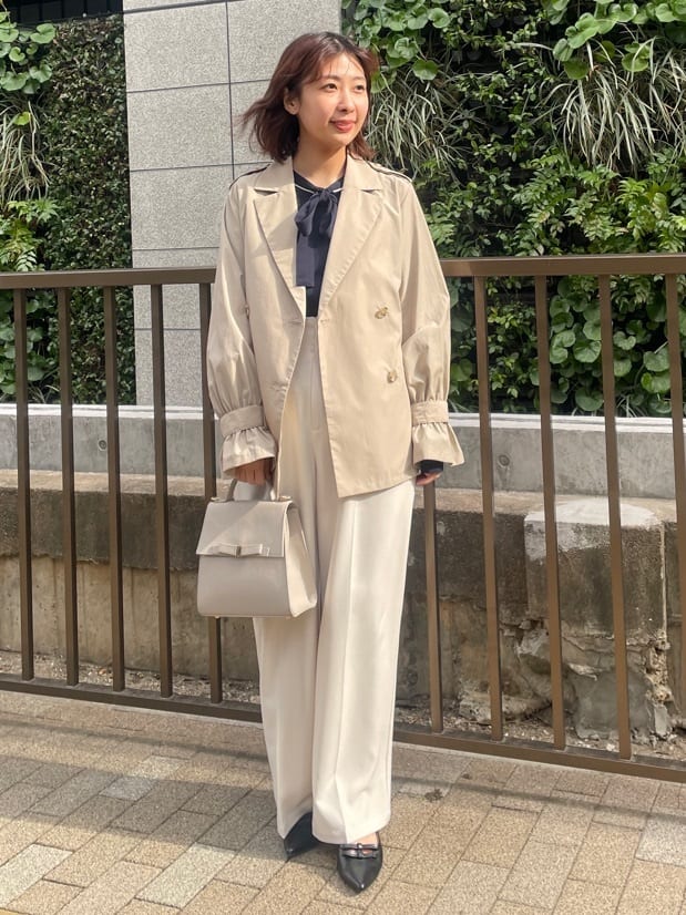 abeさんの「Couture brooch｜【撥水・洗える】ハーフ トレンチコート」を使ったコーディネート