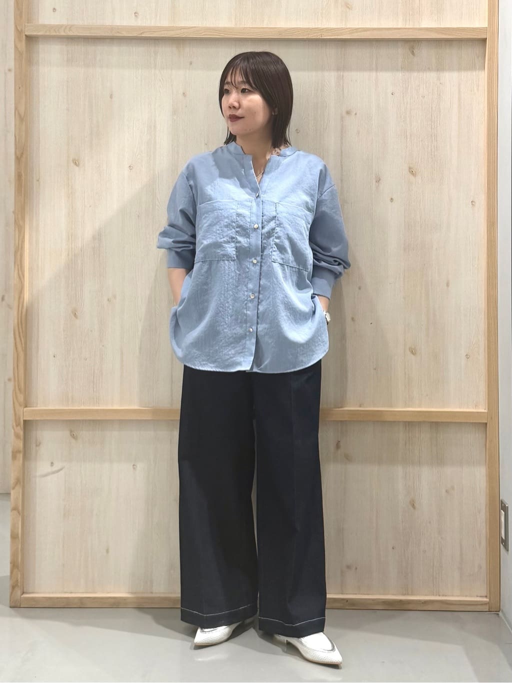 nanaさんの「THE SHOP TK｜【刻みネックですっきり見え】Wポケット金ボタンシャツ」を使ったコーディネート