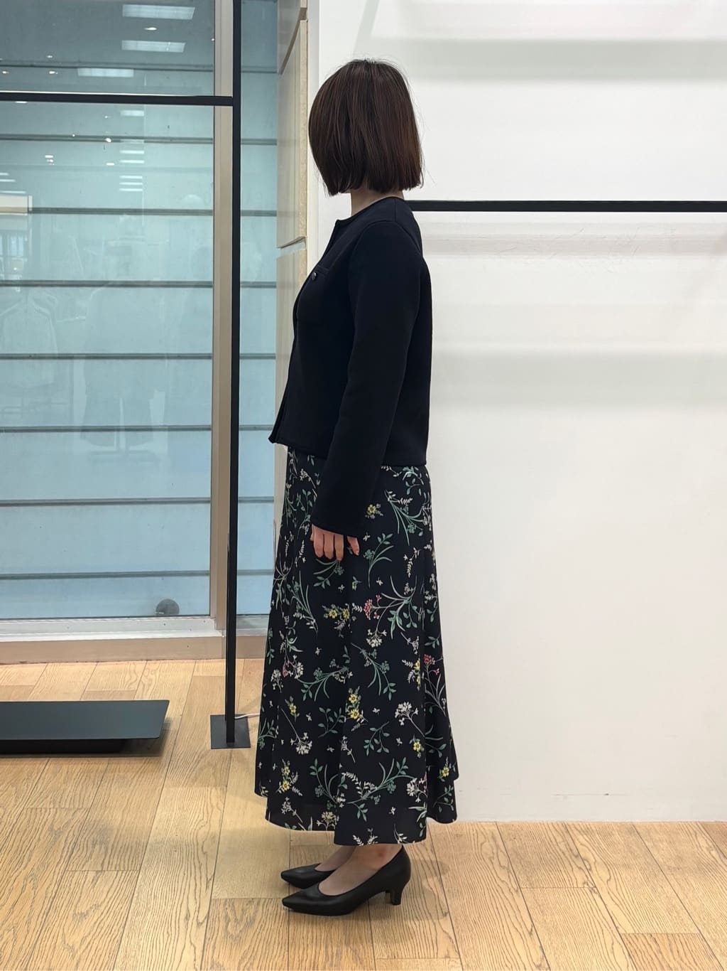 asamiさんの「INDIVI｜【シルク混】きれいめVネックニット」を使ったコーディネート