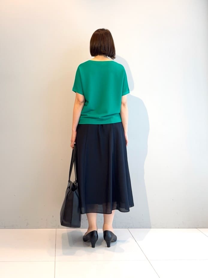 murayamaさんの「INDIVI｜【接触冷感／洗える／SETUP可能】シアーシャンブレータックフレアスカート」を使ったコーディネート