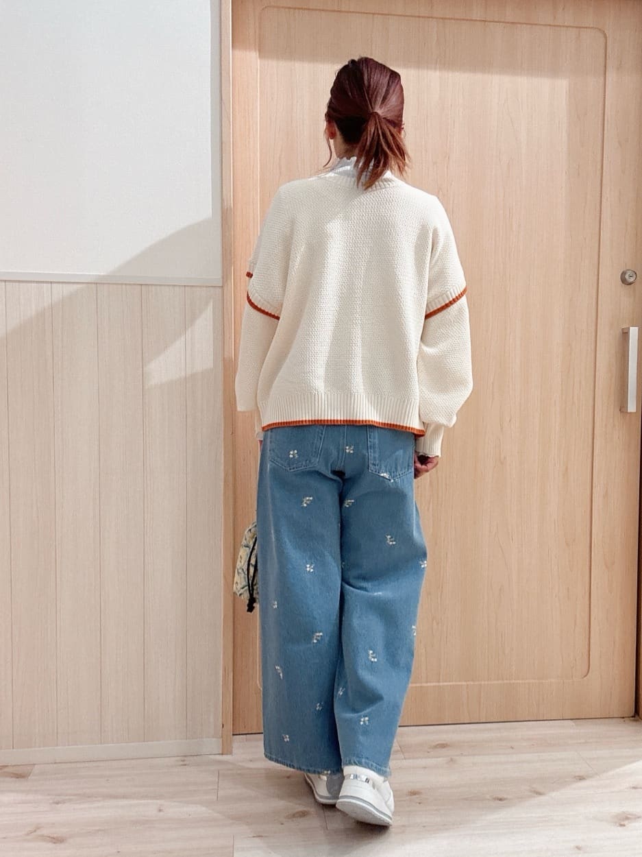 モカさんの「SHOO･LA･RUE｜【前後2WAY/S-LL】体型カバーもこなれ見えも叶う　ふんわりお袖の配色パイピングニット」を使ったコーディネート