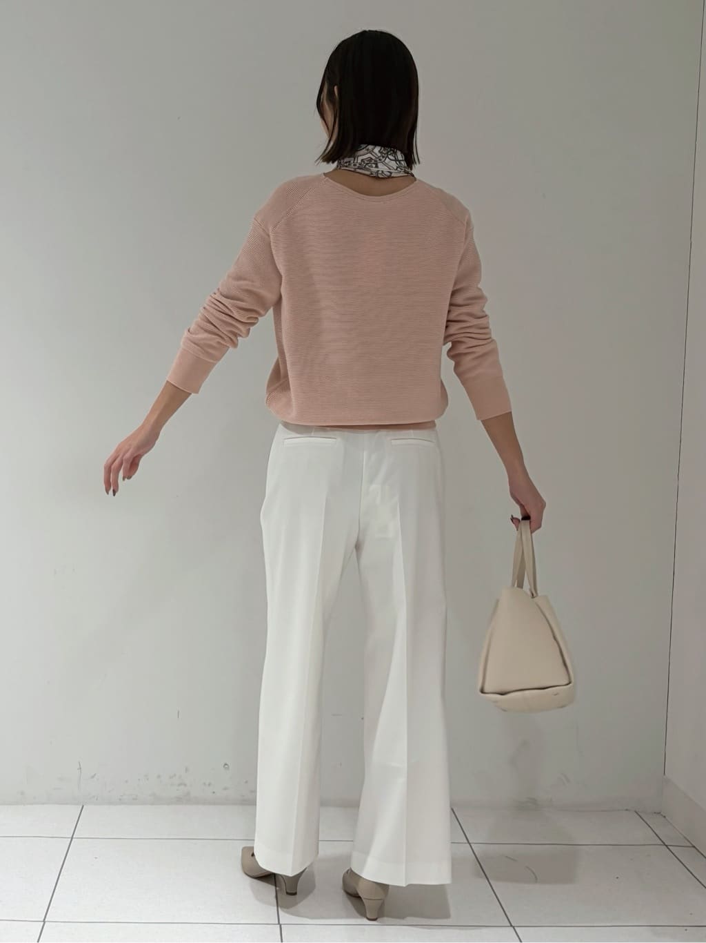 shioriさんの「INDIVI｜【洗える／軽量】きらめきVネックニット」を使ったコーディネート