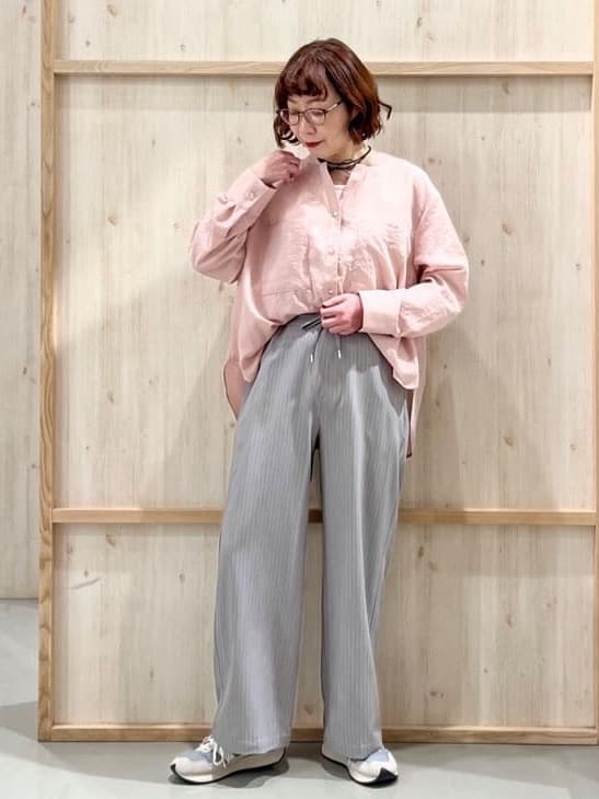 nakoさんの「THE SHOP TK｜【刻みネックですっきり見え】Wポケット金ボタンシャツ」を使ったコーディネート