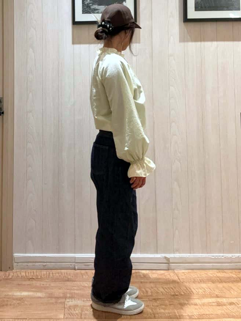 COSさんの「SHOO･LA･RUE｜【洗濯後しわになりにくい/S-LL/UV】1枚で華やか　フリル使いがポイント　柔らかブラウス」を使ったコーディネート