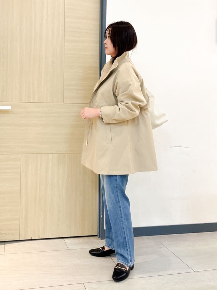 YOさんの「grove｜【撥水／シルエット2WAY】羽織るだけでサマになる、スタンドネックテントラインコート」を使ったコーディネート
