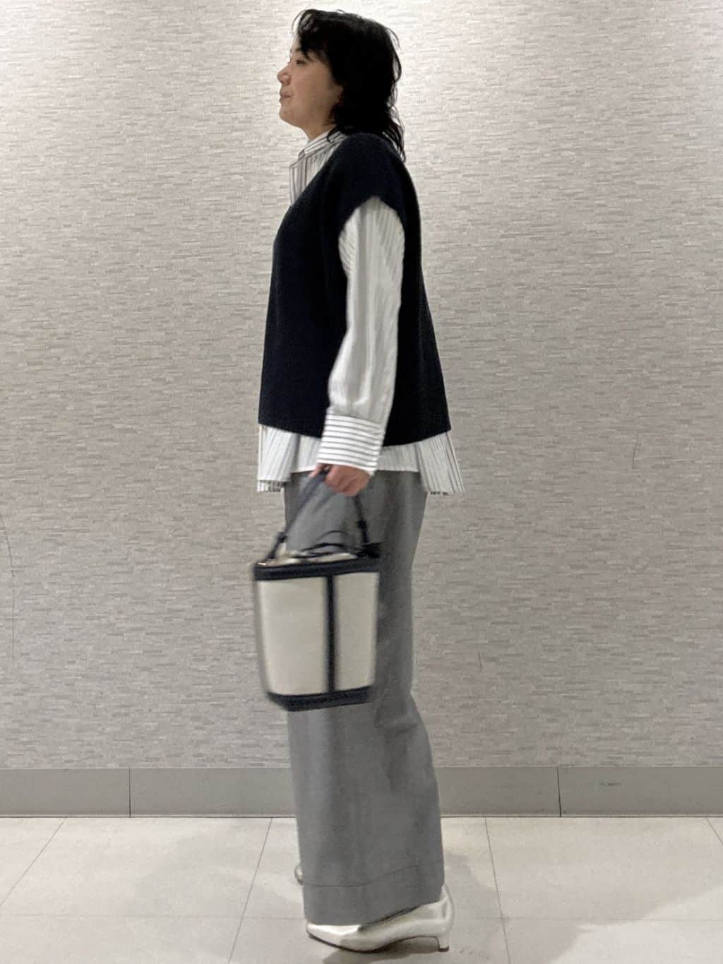 KOJIMAさんの「Reflect｜【レイヤードにおすすめ◎】ドライタッチニットベスト」を使ったコーディネート