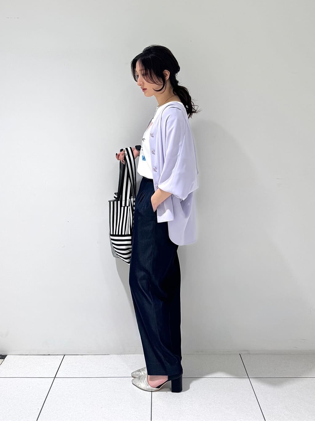 そんさんの「INDIVI｜【洗える／UVケア／マットサテン】Vネックドルマンスリーブブラウス」を使ったコーディネート