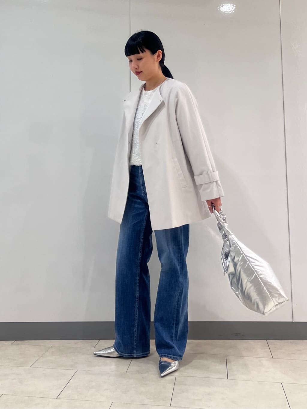 hasuさんの「INDIVI｜【撥水/軽量】ミドル丈 ミニマルトレンチコート」を使ったコーディネート