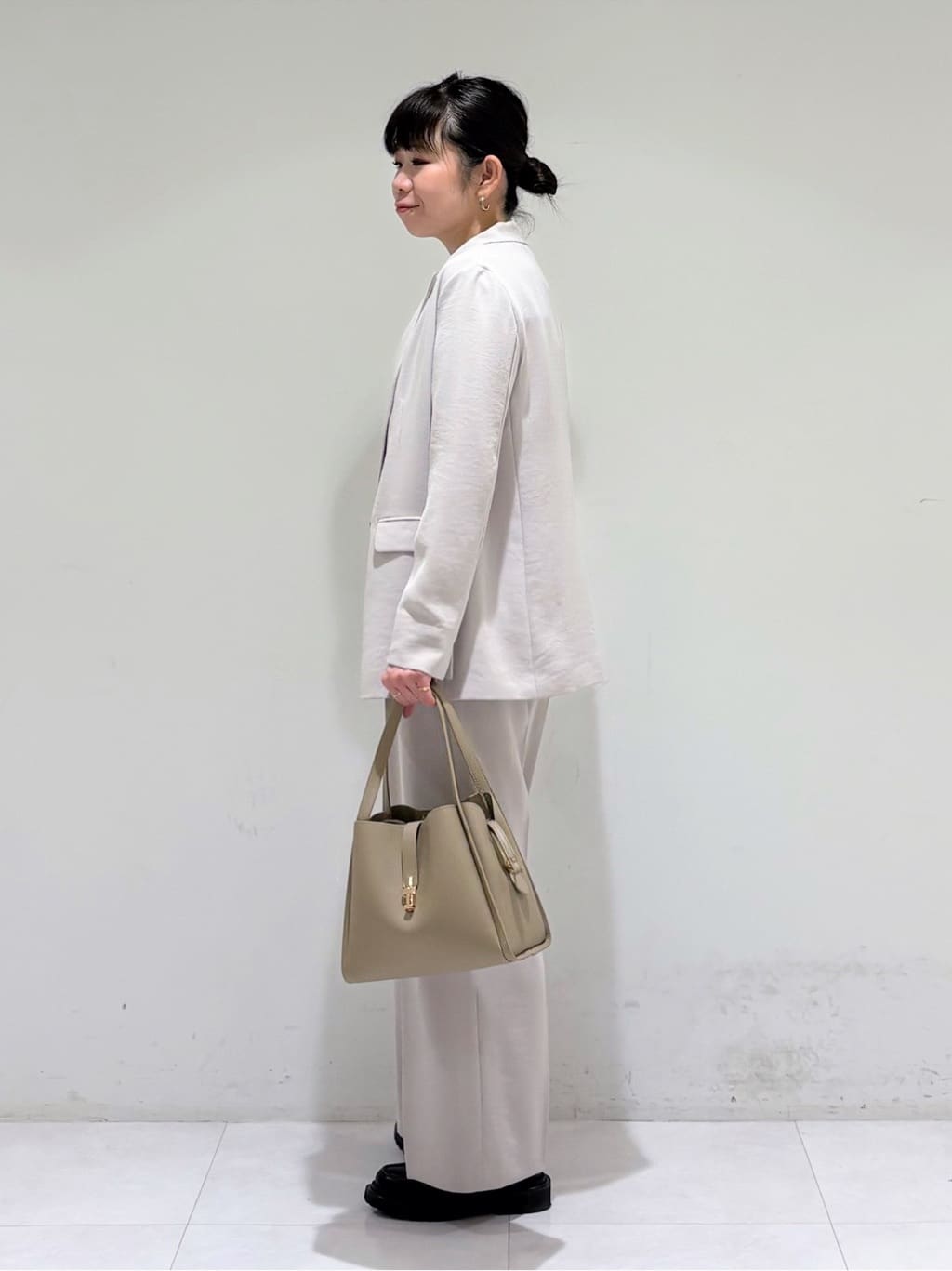 tsuyuさんの「INDIVI｜【合皮／ミドルサイズ】春カラーフォルムバッグ」を使ったコーディネート