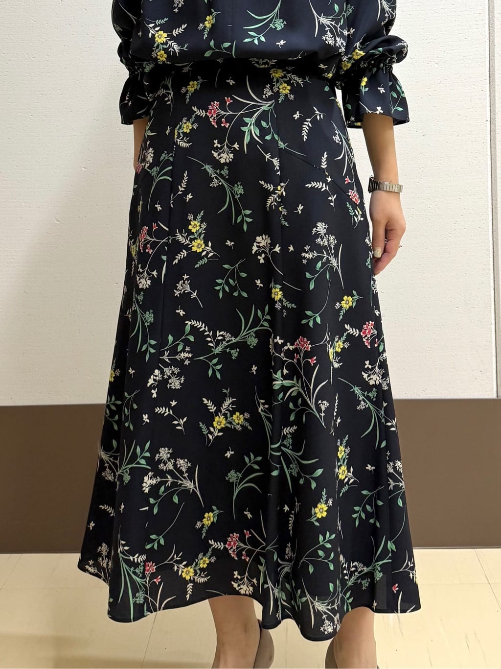 mamiさんの「INDIVI｜【SETUP可能】モダンフラワー柄キャンディスリーブブラウス」を使ったコーディネート