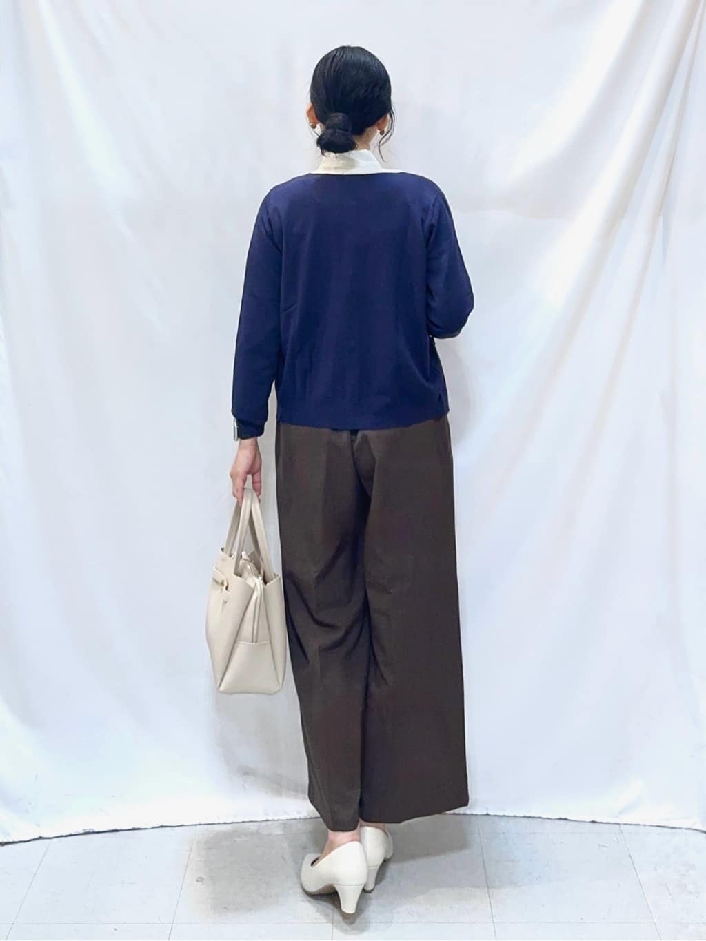 𝐇𝐢𝐫𝐨𝐦𝐢さんの「SHOO･LA･RUE｜【洗濯機可/S-3L】リボンボウタイが魅力　大人の華やかブラウス」を使ったコーディネート