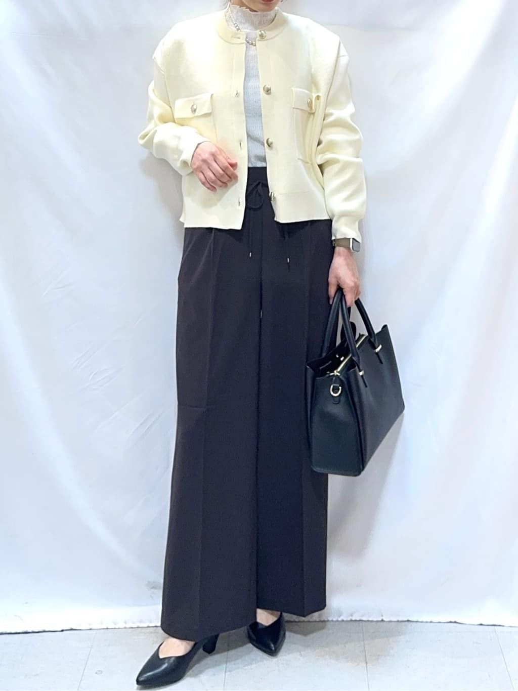 𝐇𝐢𝐫𝐨𝐦𝐢さんの「SHOO･LA･RUE｜【洗濯機可/S-LL】1枚でも羽織りでも 華やか上品カーデ」を使ったコーディネート
