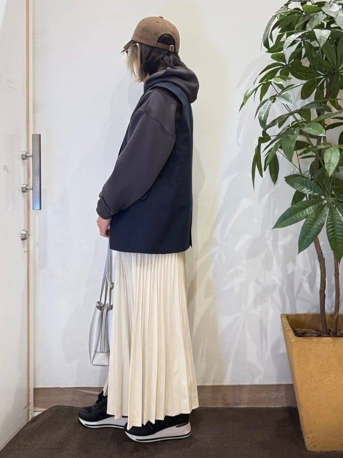misakiさんの「SHOO･LA･RUE｜【セットアップ可/S-LL/なめらかタッチ】選べる3柄 ロゴ入りプルパーカ」を使ったコーディネート