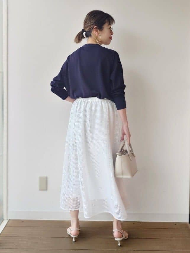 MUTSUKOさんの「UNTITLED｜【セットアップ可/洗える】シアーVネックカーディガン」を使ったコーディネート