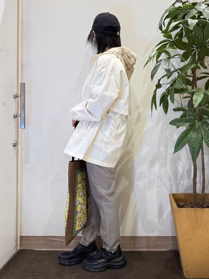 misakiさんの「SHOO･LA･RUE｜【防花粉/S-LL】ウエストマークですっきり見え　軽やかスタンドブルゾン」を使ったコーディネート