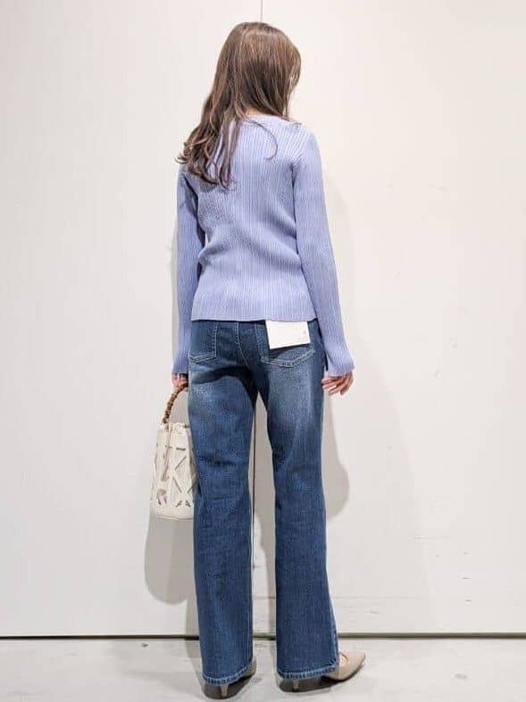 machiさんの「OPAQUE.CLIP｜シルバー多ボタン ランダムリブニットカーディガン【洗濯機OK】」を使ったコーディネート