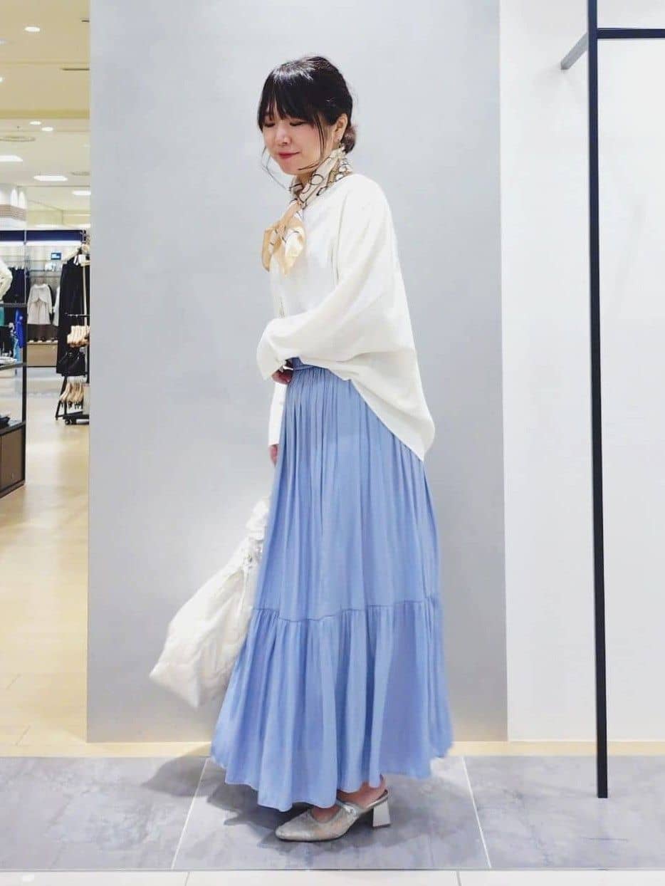 TOMOMIさんの「INDIVI｜【洗える／丈調整可能】ギャザーフレアスカート」を使ったコーディネート