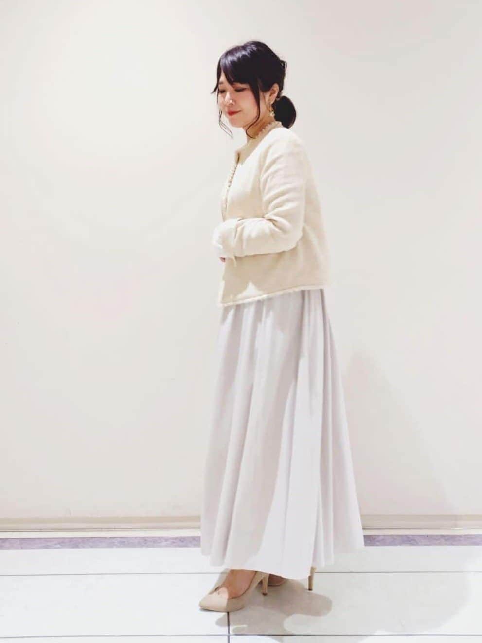 TOMOMIさんの「INDIVI｜レザー調ギャザースカート」を使ったコーディネート