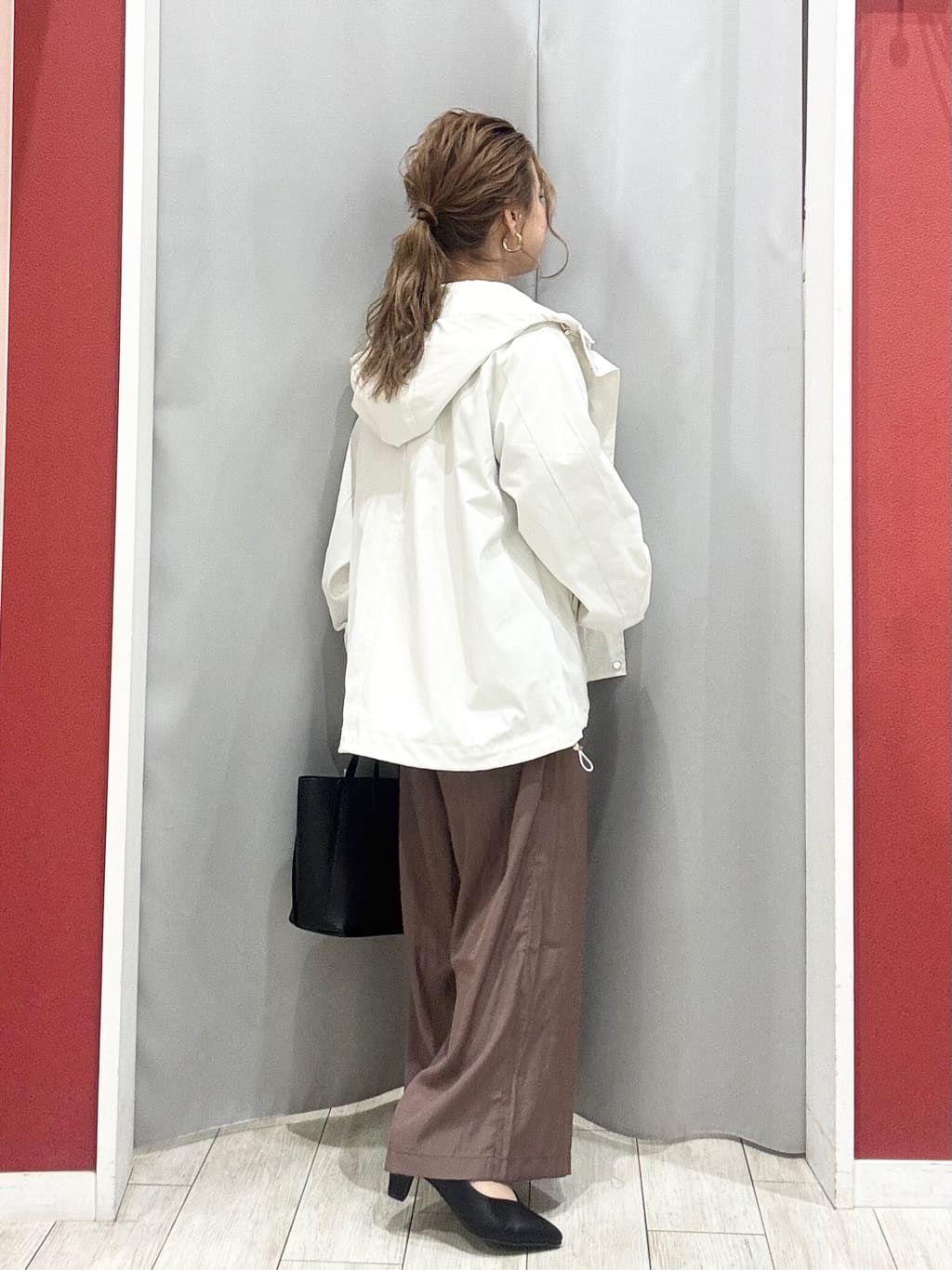 shioさんの「SHOO･LA･RUE｜【体型カバー/2点セット】ポンチョ風 スエードライクトップス+ロンT」を使ったコーディネート