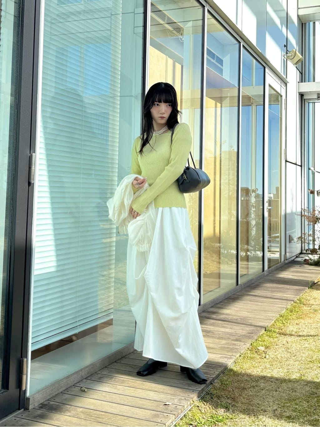 ibukiさんの「INDIVI｜オフショルスリットリブニット」を使ったコーディネート
