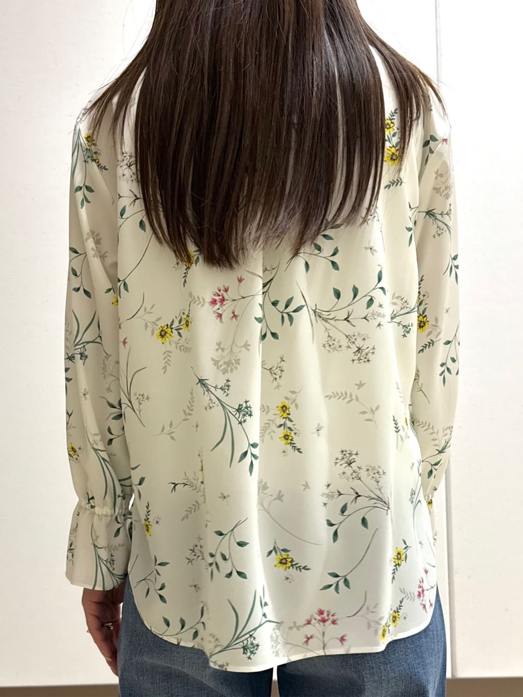 mamiさんの「INDIVI｜【SETUP可能】モダンフラワー柄キャンディスリーブブラウス」を使ったコーディネート