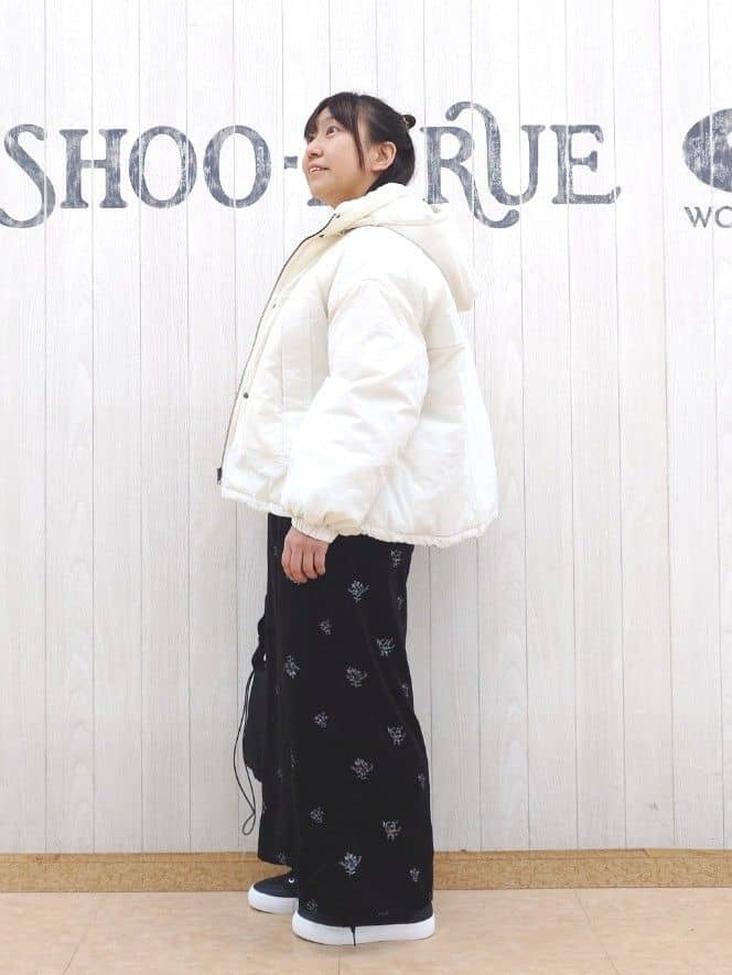 とろろさんの「SHOO･LA･RUE｜【撥水/あったか】たっぷり着られる 中綿モンスターショートコート」を使ったコーディネート