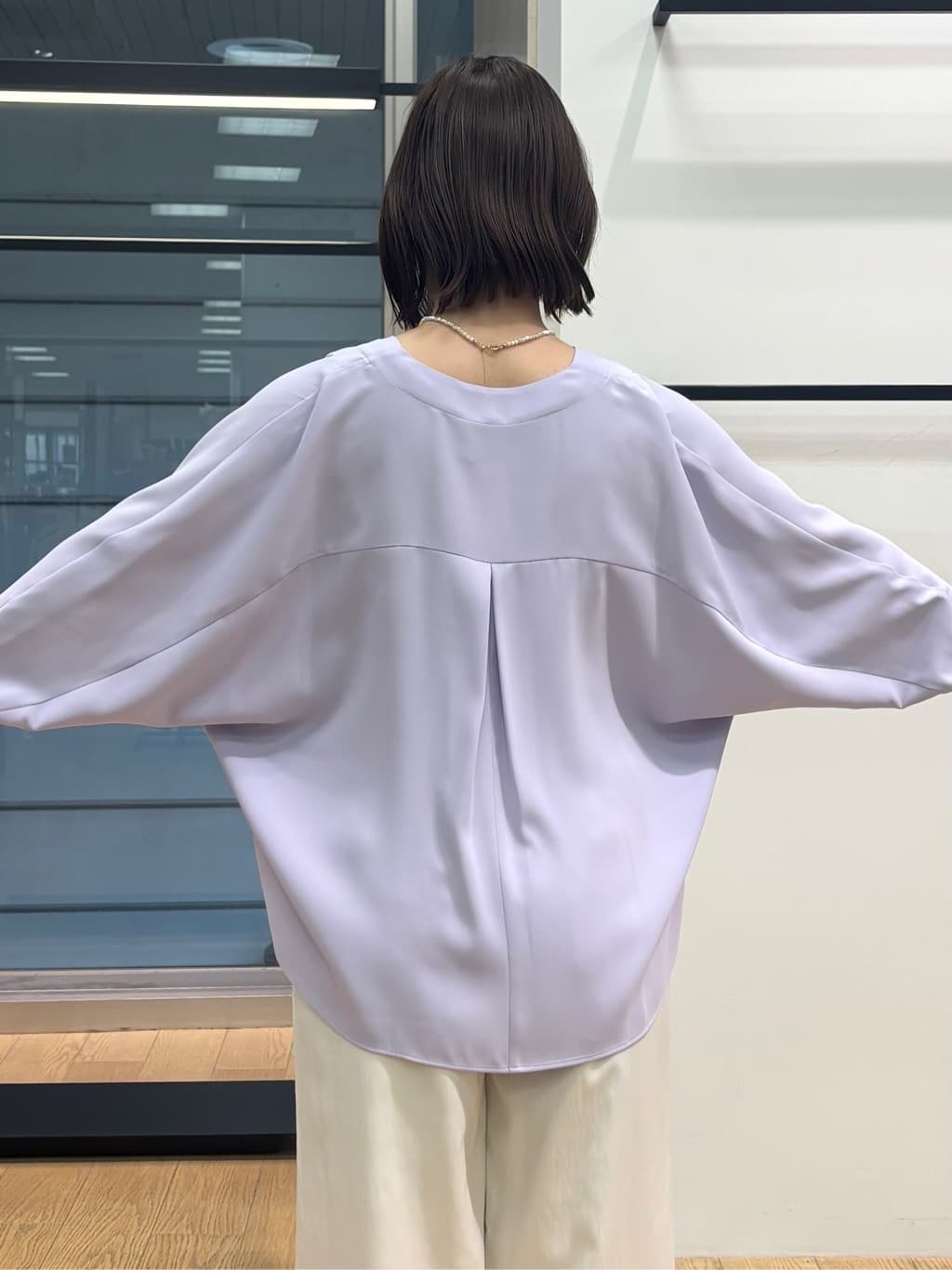 asamiさんの「INDIVI｜【洗える／UVケア／マットサテン】Vネックドルマンスリーブブラウス」を使ったコーディネート
