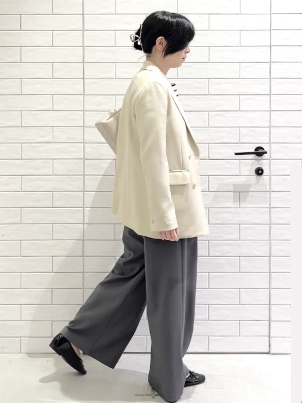 しおりさんの「OPAQUE.CLIP｜金ボタンダブルブレストテーラードジャケット／セットアップ対応【洗える】」を使ったコーディネート